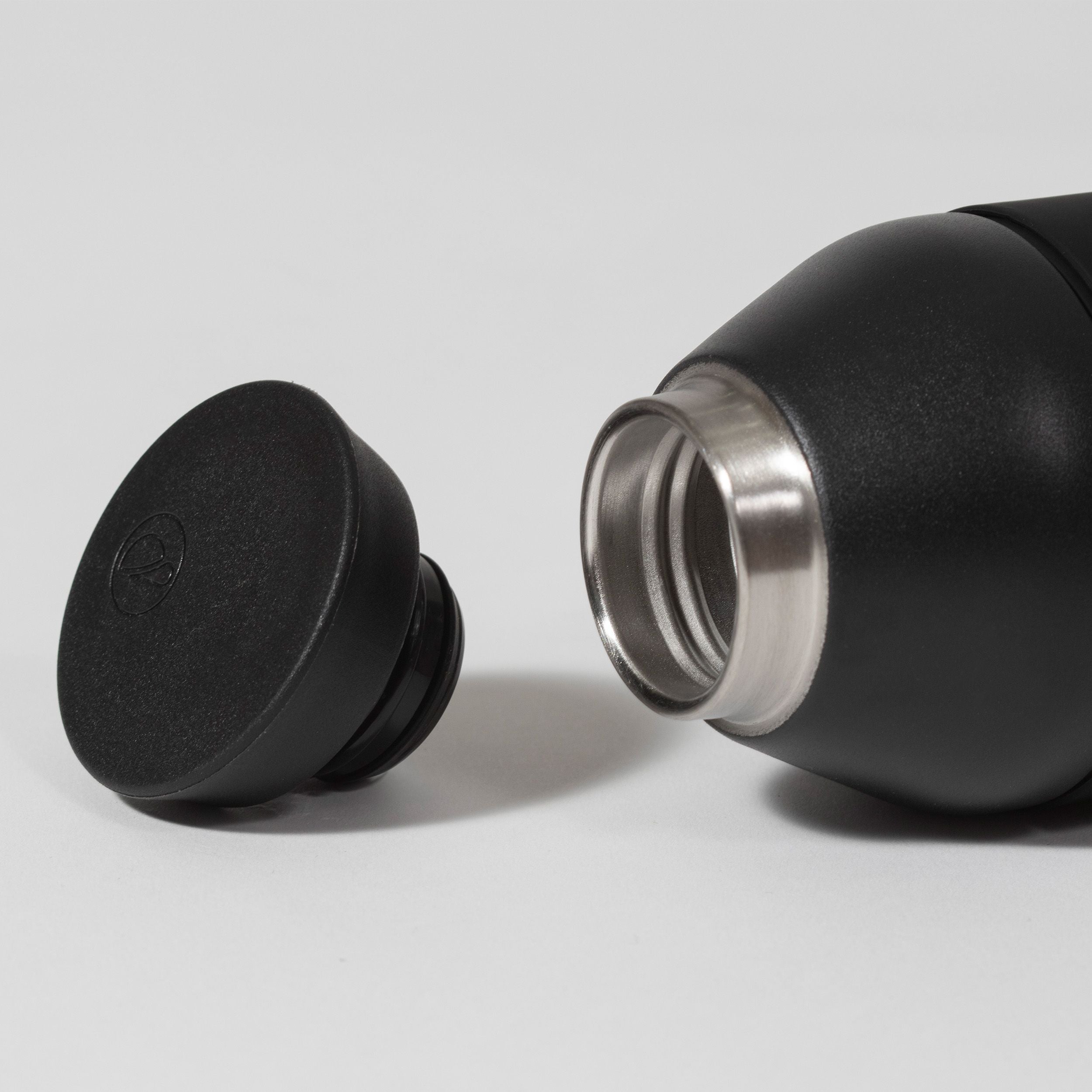 Closca Travel Black sticlă termică inox 600 ml neagră