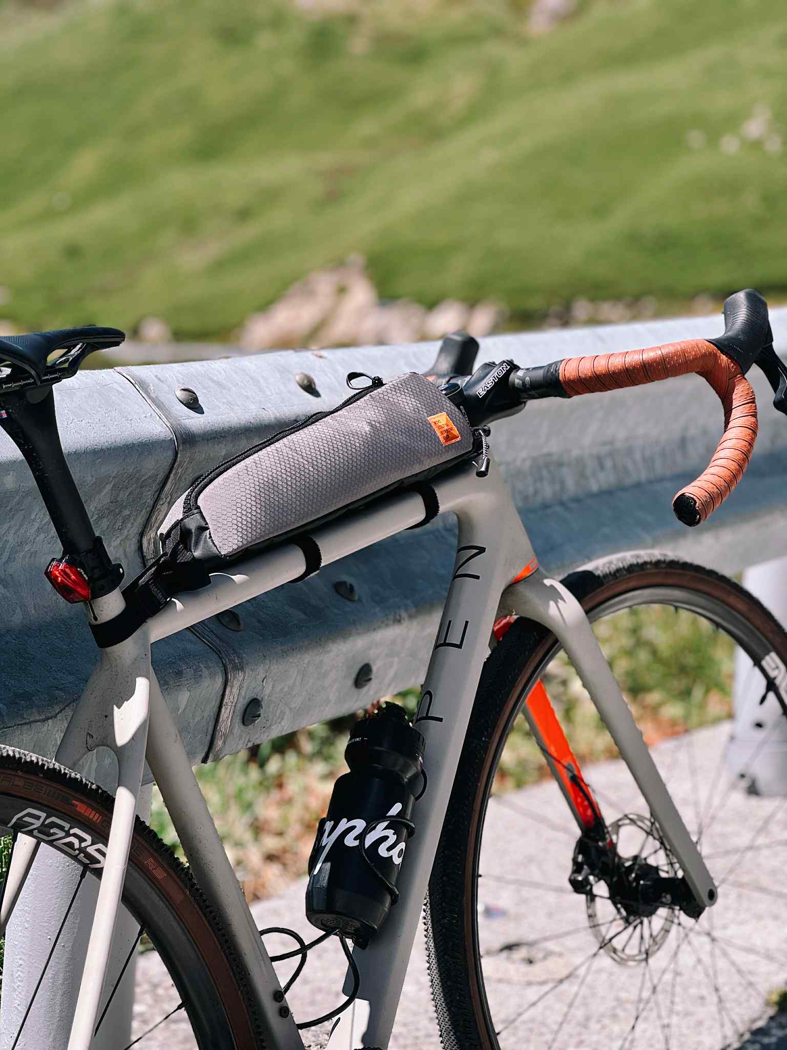 WOHO XTouring Top Tube Long geanta bicicleta 2.4L gri